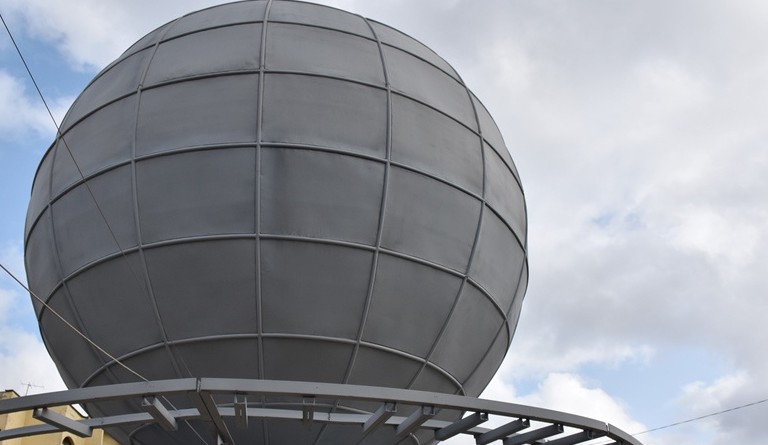 В Пензе подрядчик приступил к покраске нижней части монумента «Глобус»