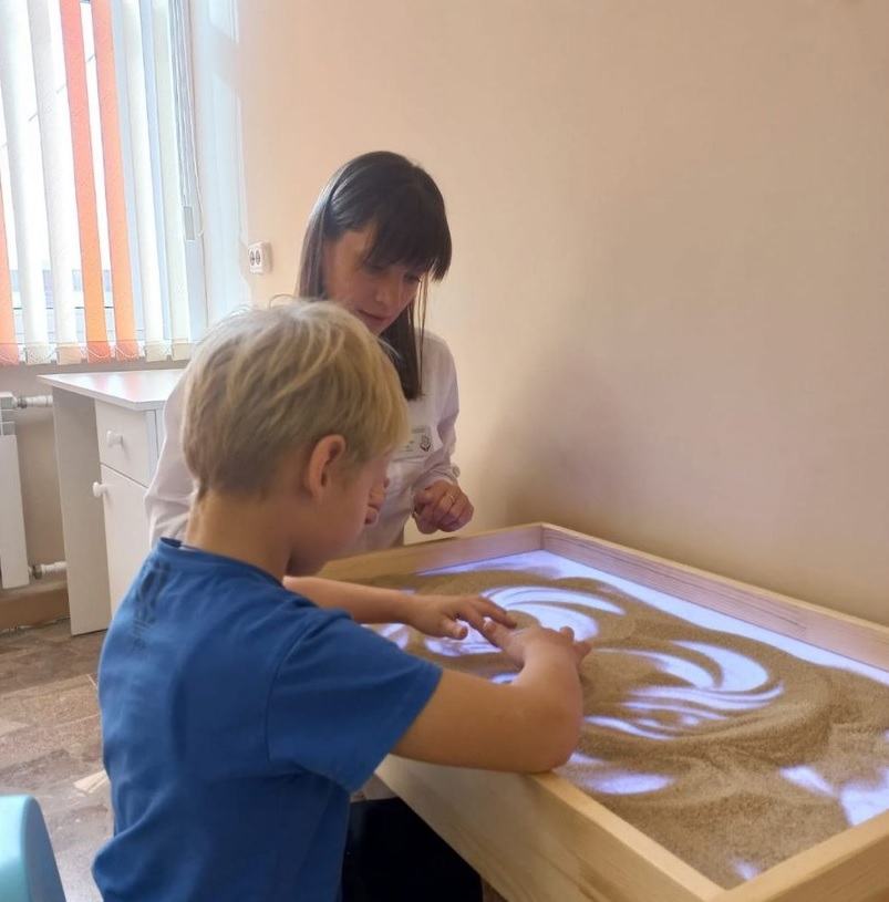 В Кузнецке детей начали лечить при помощи песочной терапии