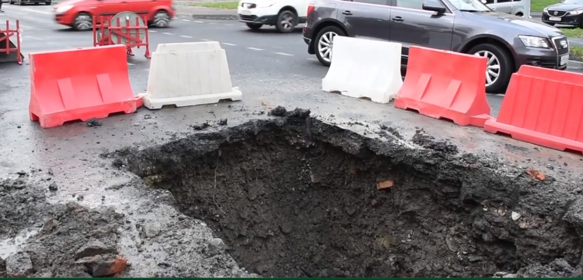 В Пензе Горводоканал самовольно вскрыл асфальт на перекрестке улиц Пушкина и Ставского
