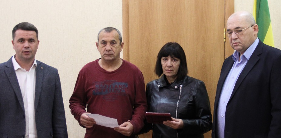 В Городище родителям двоих бойцов СВО передали ордена Мужества