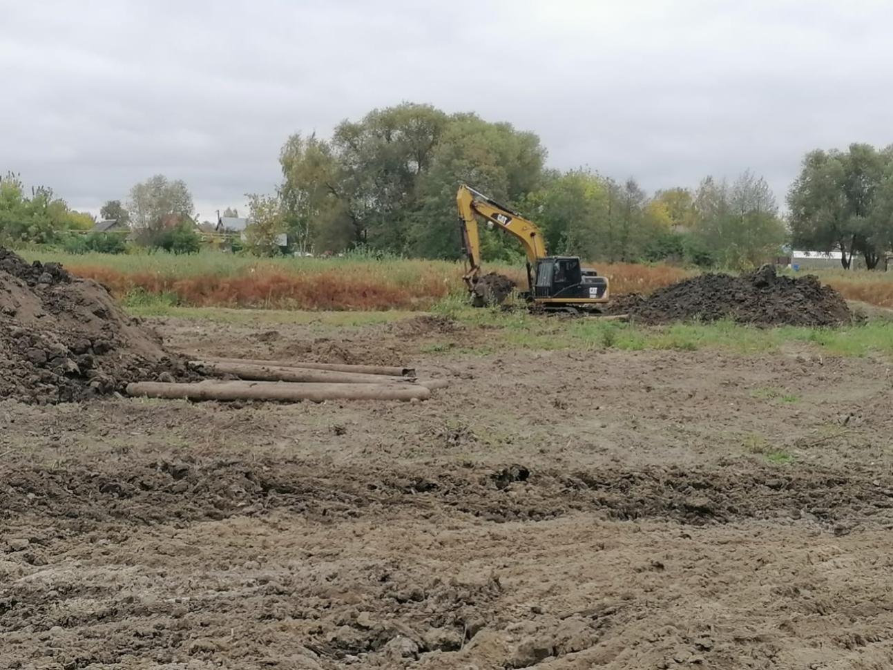В Чемодановке продолжают чистить дно реки Инра