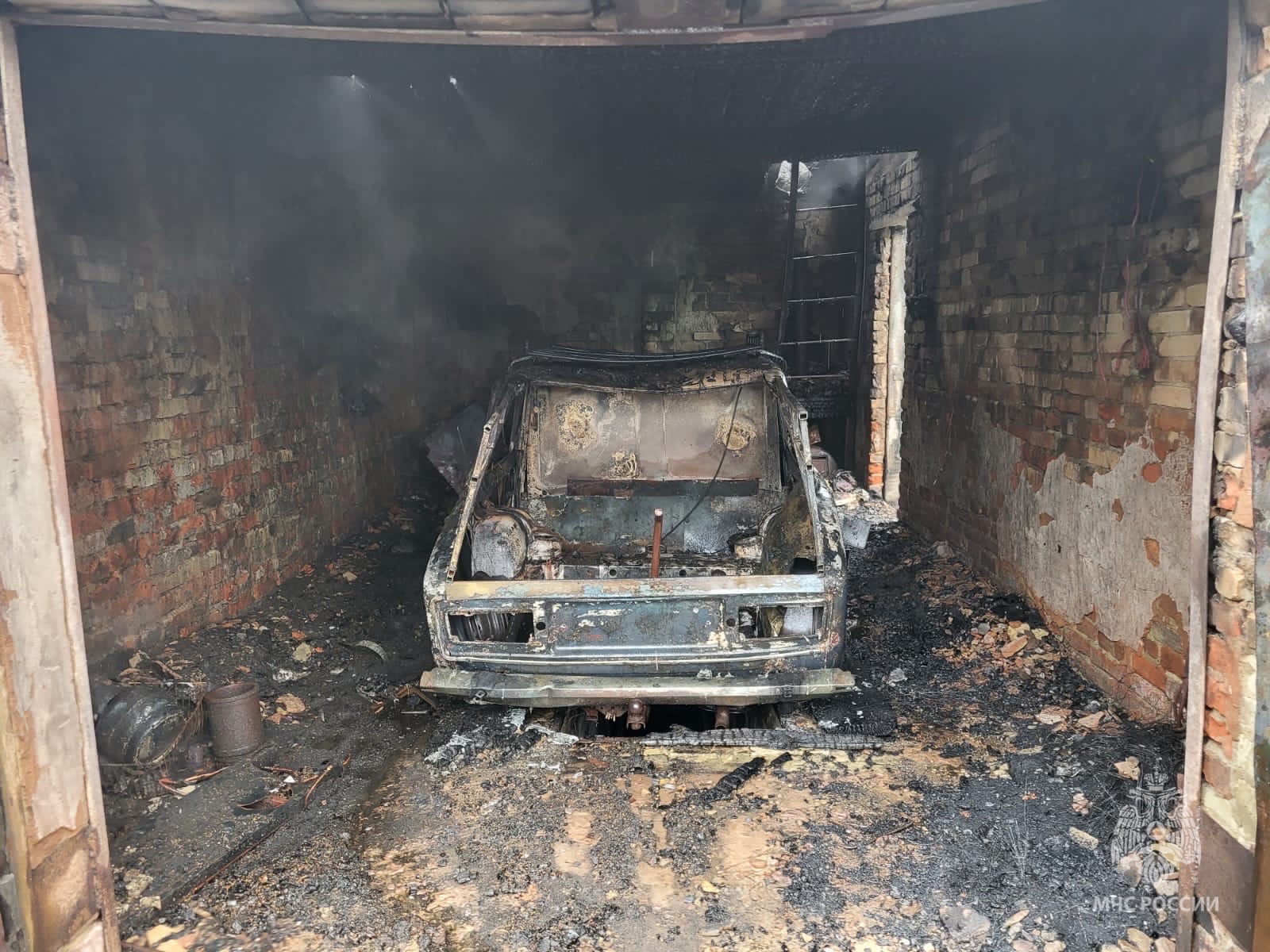 В Кузнецком районе сгорел гараж и стоящая в нем машина