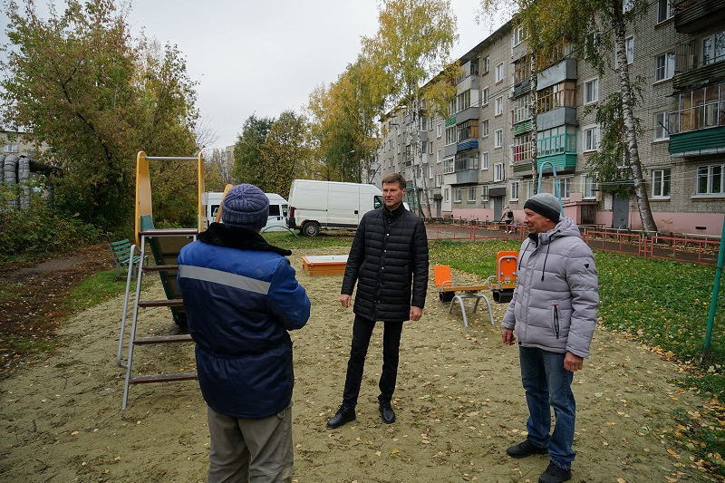 Борис Панин оценил обновленную детскую площадку на Пушанина,3