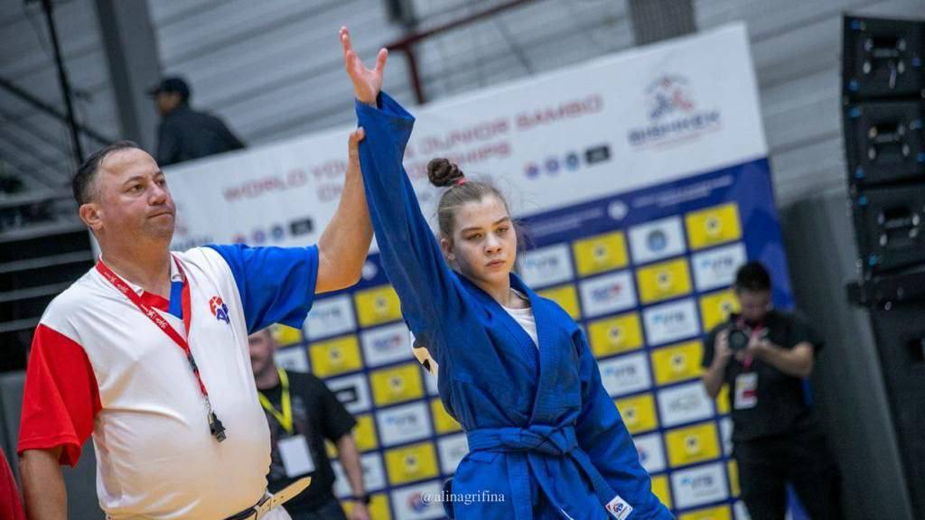 Губернатор Олег Мельниченко поздравил пензенкую самбистку с победой на первенстве мира