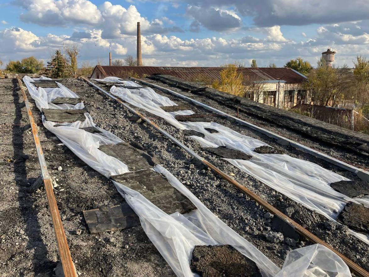 Пензенцы восстанавливают кровлю Дворца спорта в подшефном Токмаке