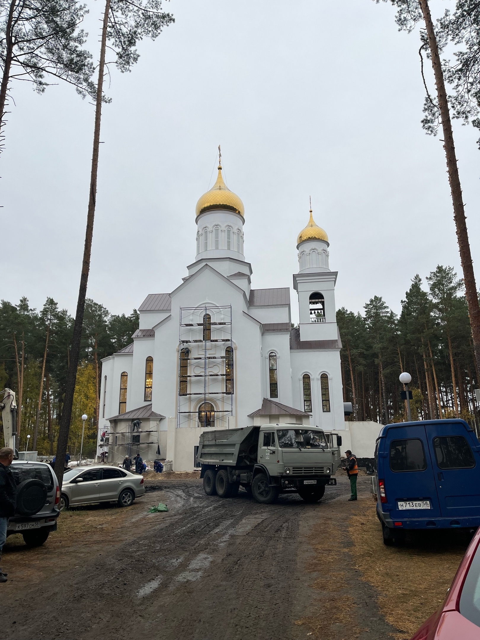 Зареченцы сомневаются, что храм Серафима Саровского откроют в срок