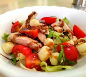 Салат с курицей, черри и моцареллой