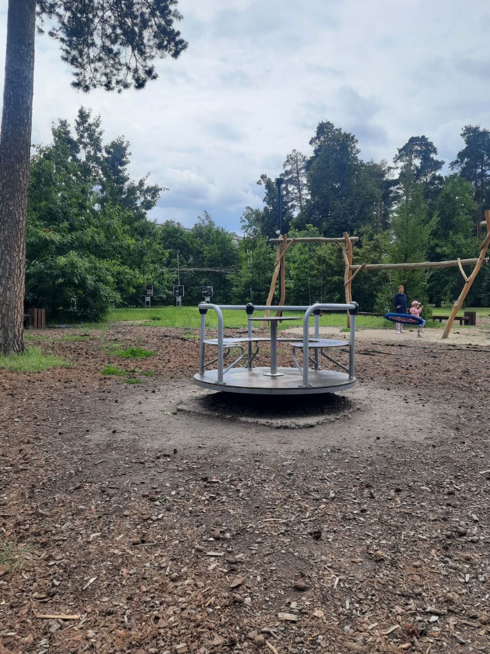 Стало известно, на какой карусели в Заречном мальчик сломал руку в трех местах