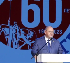 Олег Мельниченко вручил Александру Янюшкину награду в честь юбилея регби