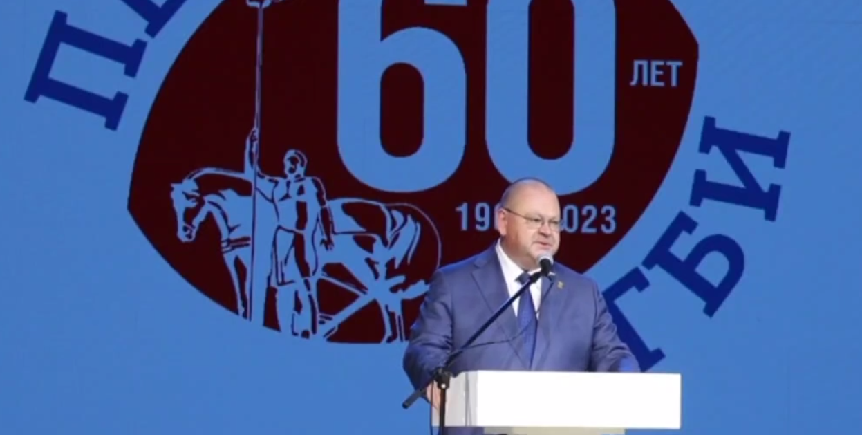 Олег Мельниченко вручил Александру Янюшкину награду в честь юбилея регби