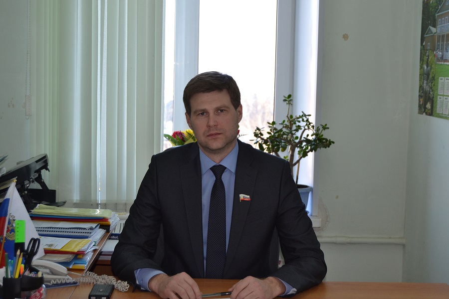 Борис Панин помог жителям Нагорного проезда привести в порядок дорогу