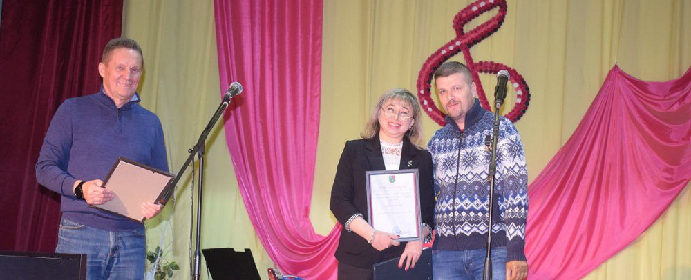 Шефы из Кузнецка подарили токмакской школе искусств концертный аккордеон