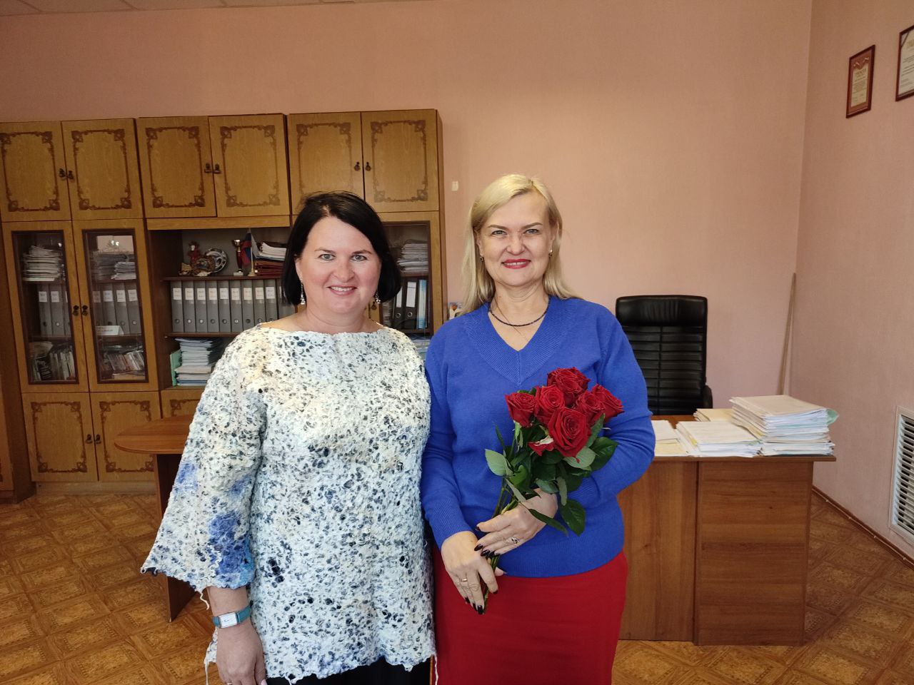 Ольга Чистякова поздравила директора школы в Терновке с Днем учителя