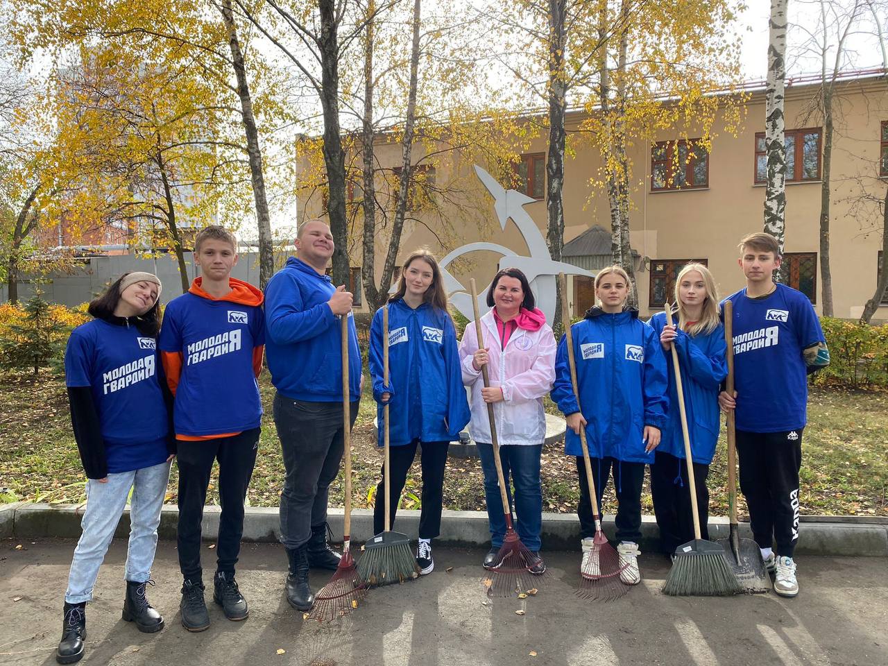 Ольга Чистякова и волонтеры Молодой гвардии привели в порядок сквер по улице Терешковой