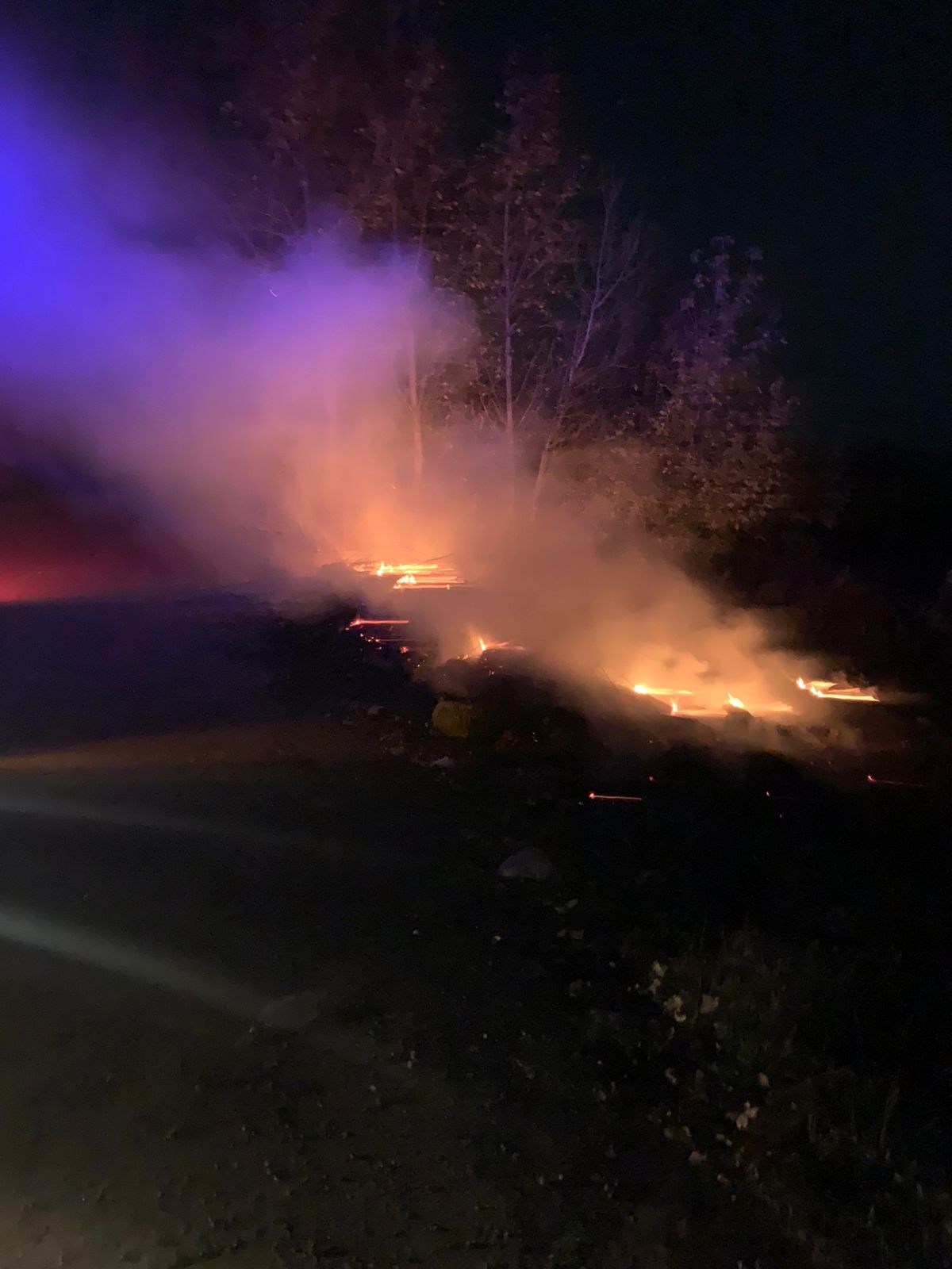 В Богословке пожарные тушили огонь, вспыхнувший на кладбище