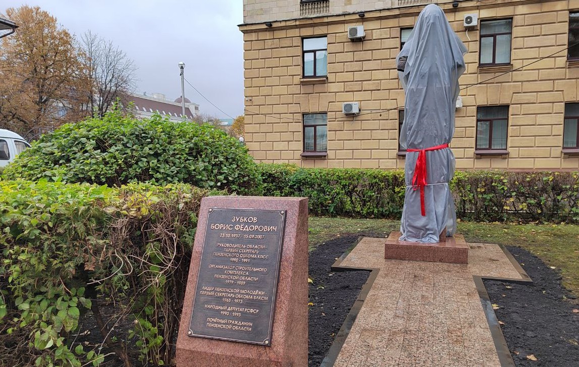 Губернатор Олег Мельниченко принял участие в открытии памятника на площади у правительства