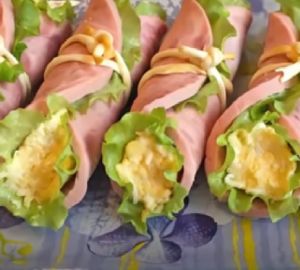 Низкоуглеводный ролл из салата с авокадо, ветчины и сыра