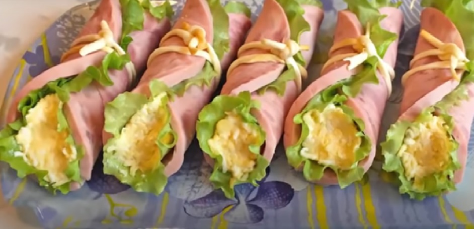 Низкоуглеводный ролл из салата с авокадо, ветчины и сыра