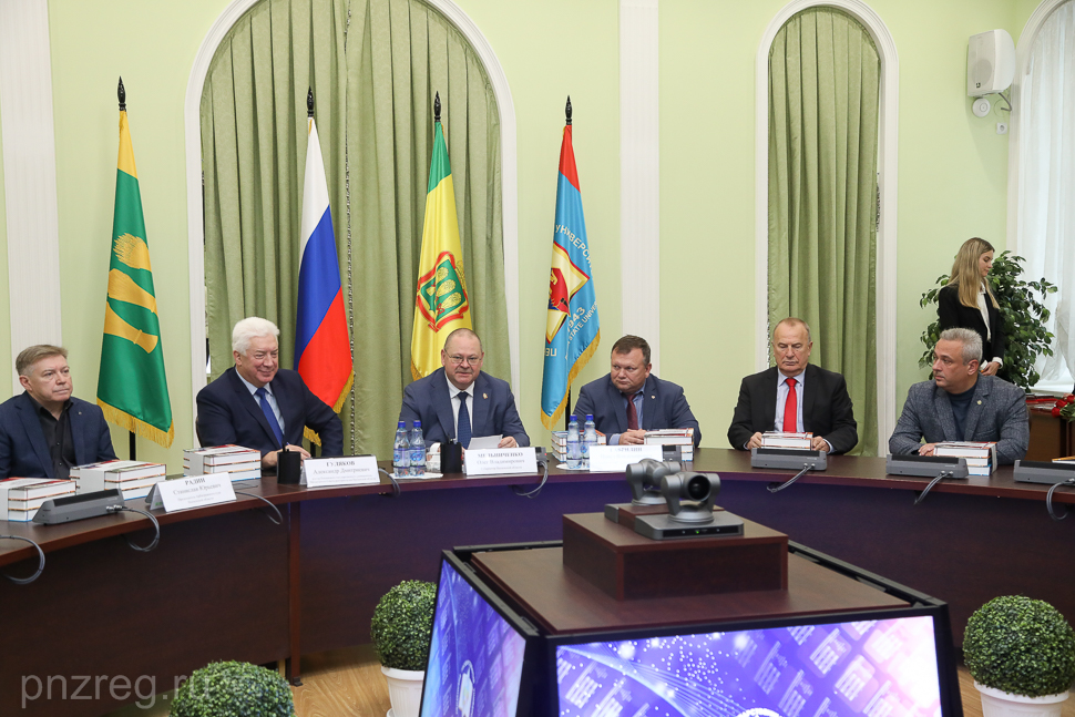 Олег Мельниченко наградил медалями авторов Юридической энциклопедии