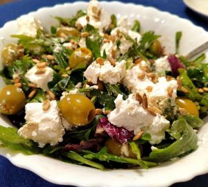 Салат с рукколой, радиччо, фетой и стручковой фасолью