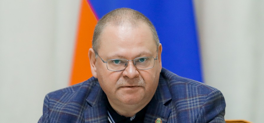 Олег Мельниченко сообщил об увеличении финансирования программы соцконтракта