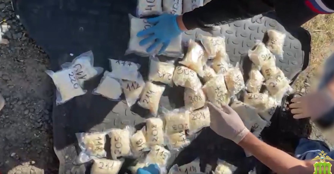 На трассе в районе Кузнецка полицейские задержали мужчину, перевозившего 10 кг наркотиков