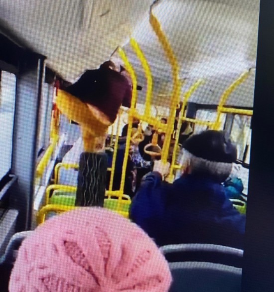 В Пензе пассажирка автобуса вышла через окно