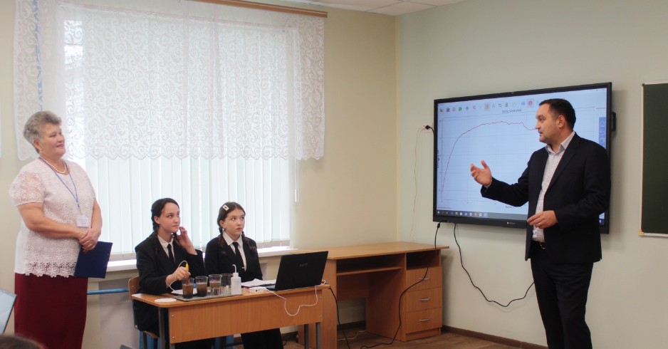 Министр образования региона проверил качество ремонта в сельской школе в Каменском районе