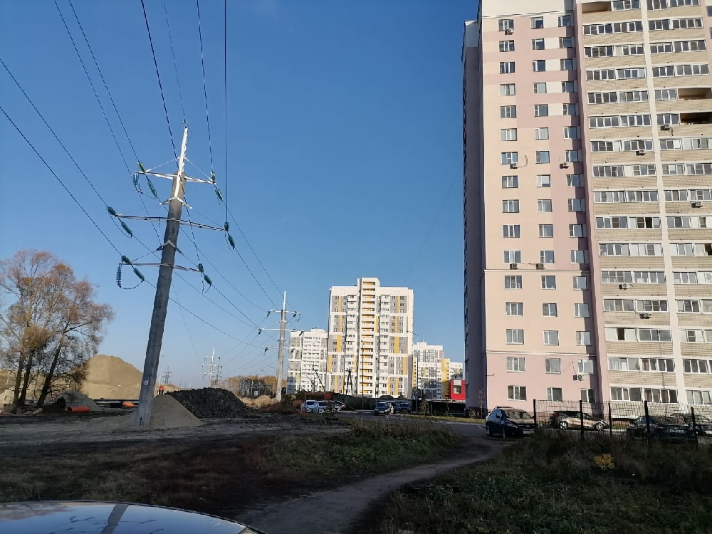 У жильцов МКД на Генерала Глазунова потрескались стены и обои из-за обустройства ЛЭП