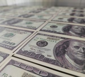 Банк России повысил курс доллара на 79 копеек