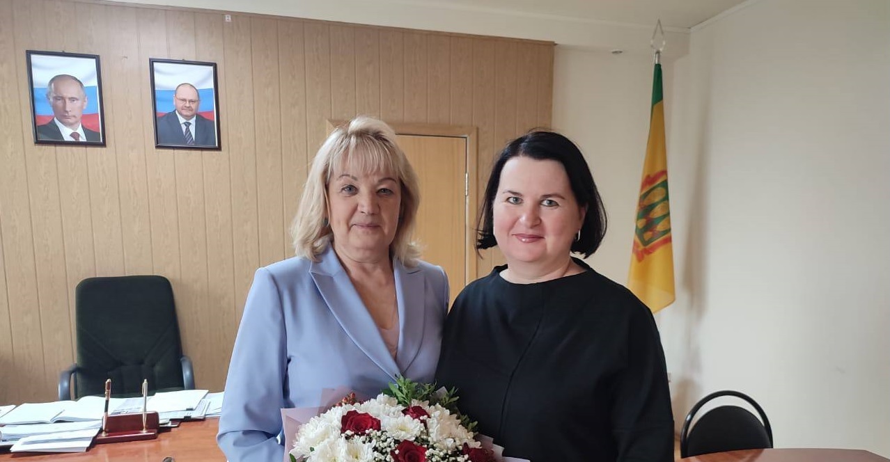 Ольга Чистякова поздравила главу Первомайского района Лидию Белякову с днем рождения