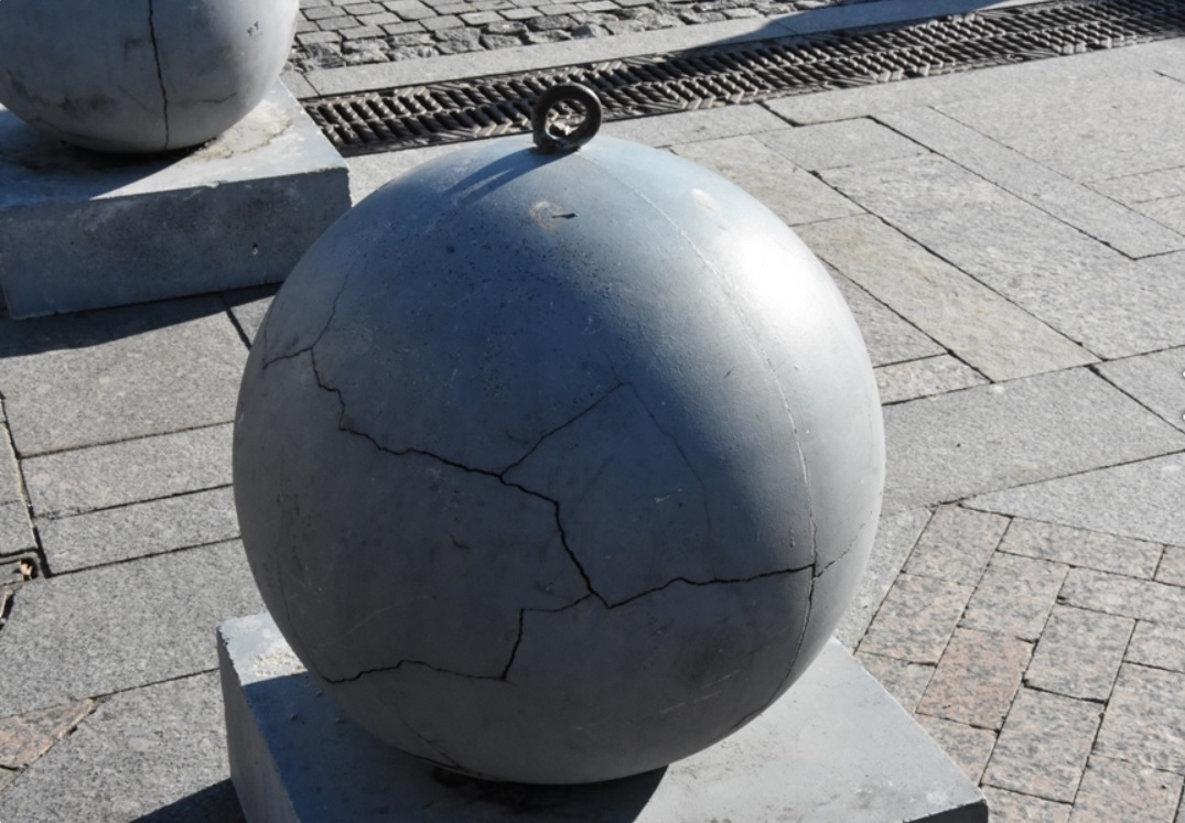 В Пензе на улице Московской приведут в порядок разрушенные бетонные сферы