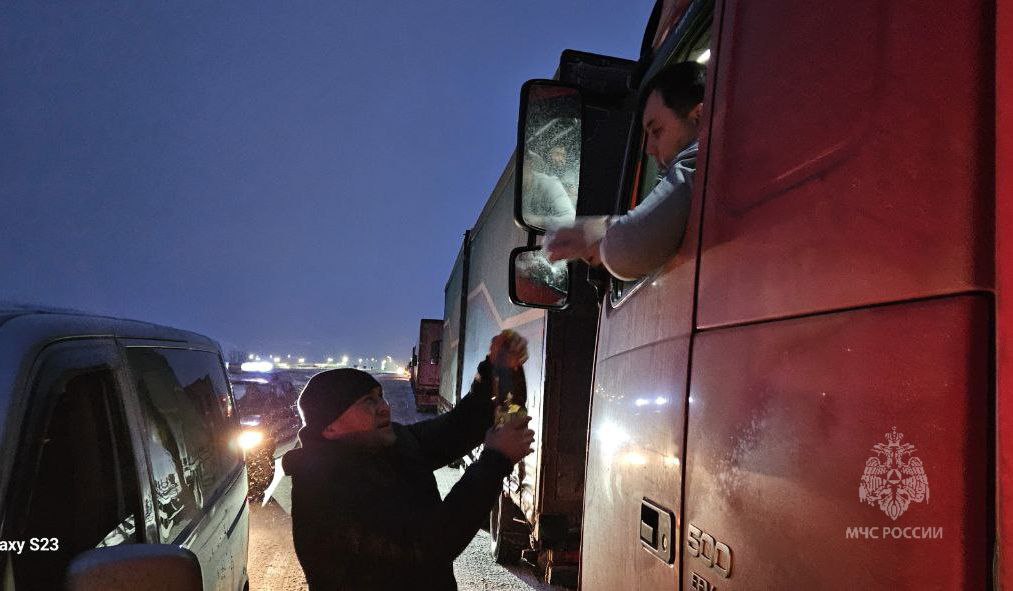 В Кузнецком районе спасатели раздают воду и еду застрявшим в пробке водителям