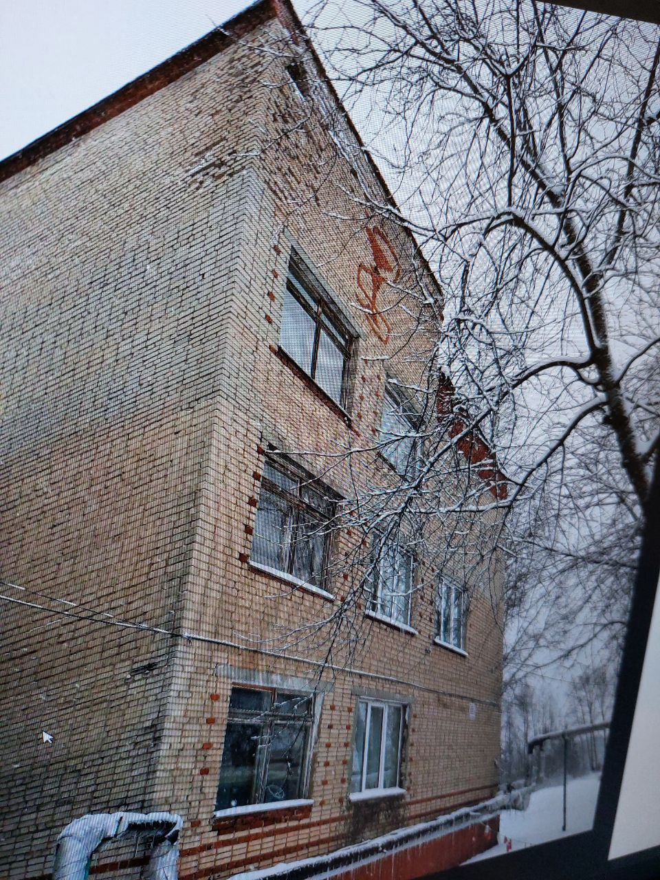 В Пачелме с крыши больницы начали падать кирпичи