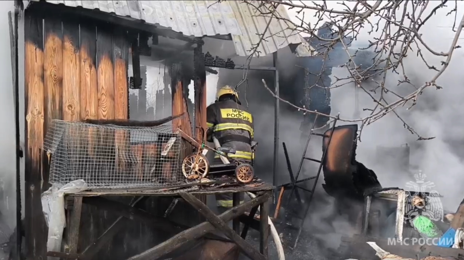 В Пензе на улице Демьяна Бедного пожарные спасли мужчину из огня