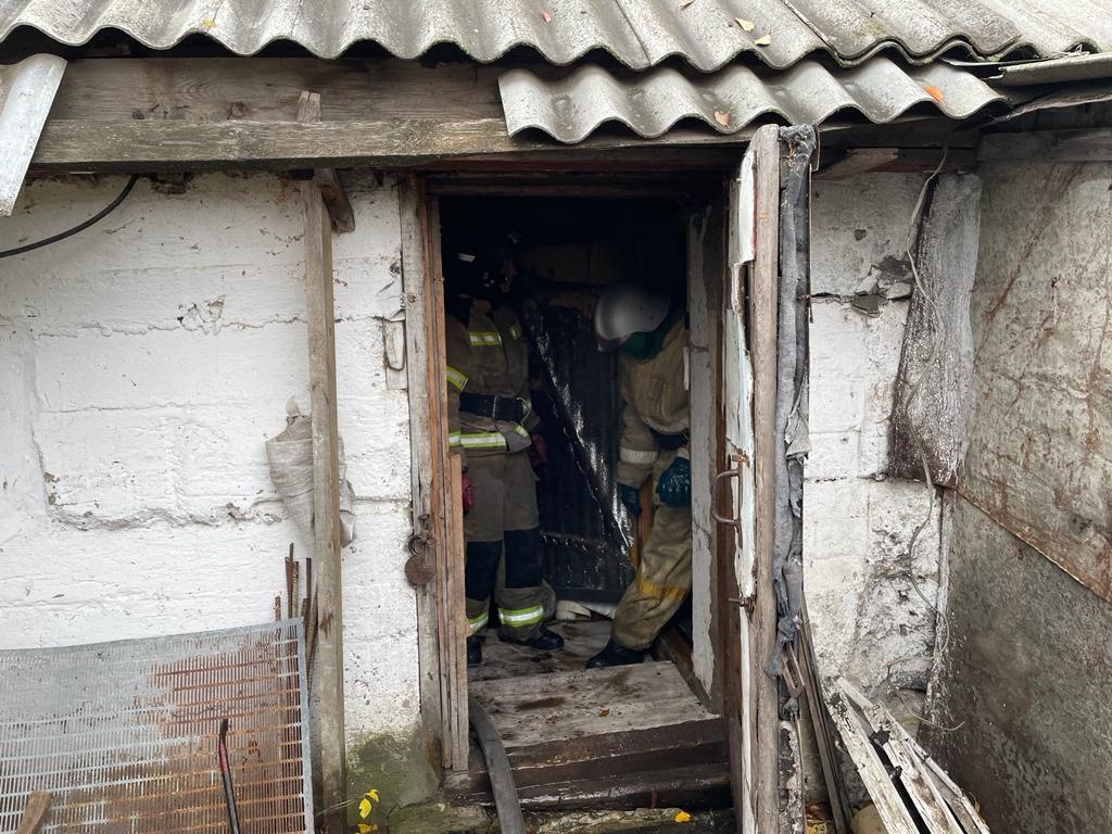 В Каменке пожар среди белого дня уничтожил баню