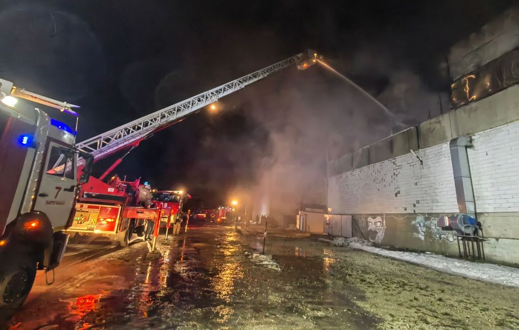 В Заречном горящее предприятие тушили 43 пожарных