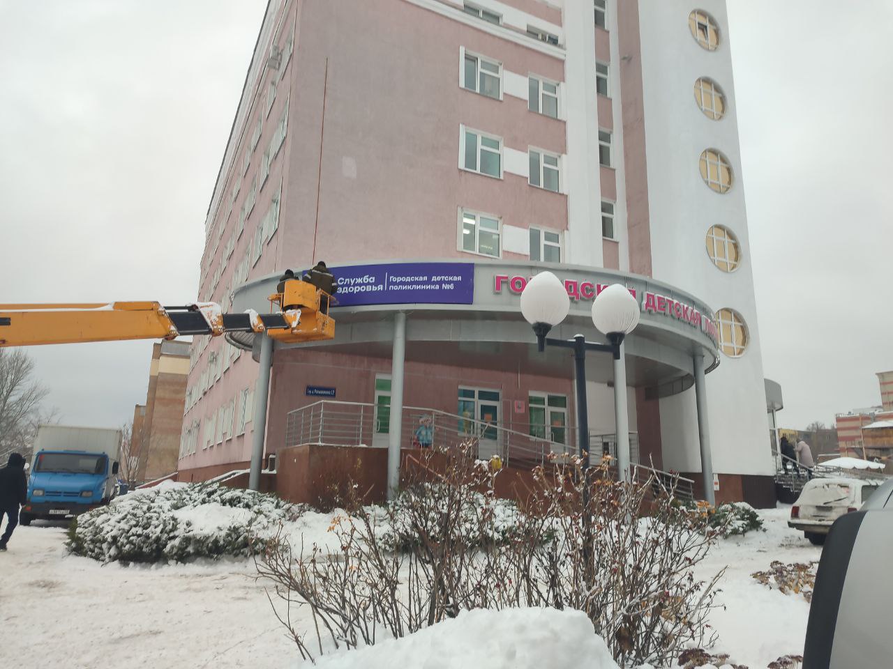 В Пензе за бюджетные деньги обновили фасад детской поликлиники №6