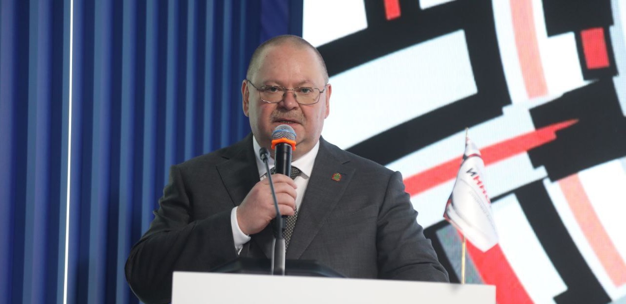 Олег Мельниченко приветствовал медиков, прибывших в Москву на форум