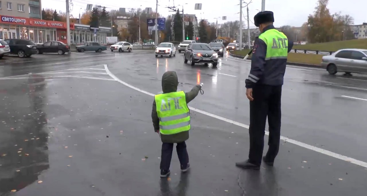 На дорогах Пензы движение регулировал 6-летний мальчик