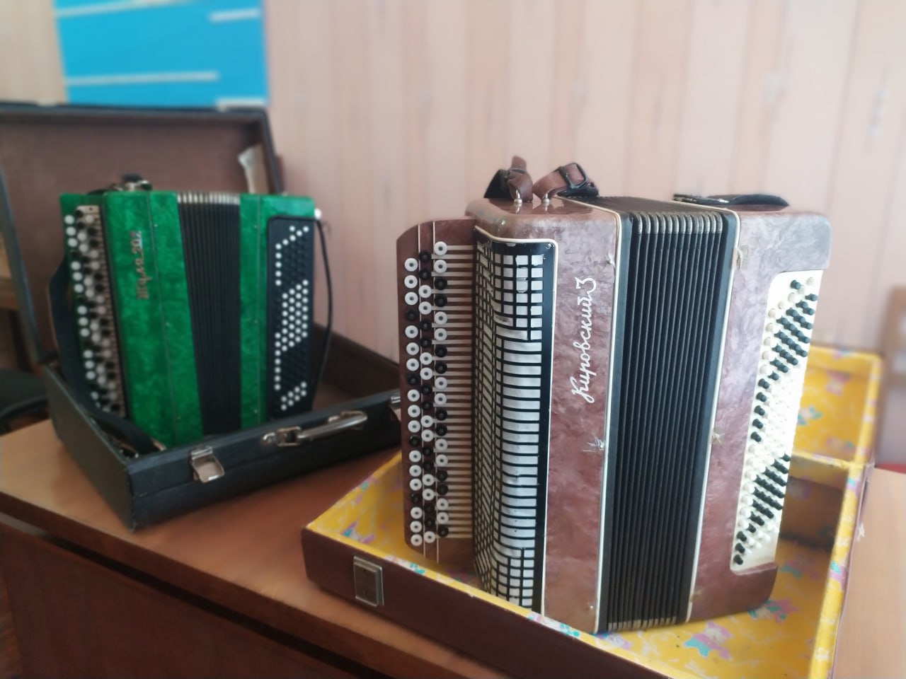 Кузнечане передали детям из Токмака книги и 2 баяна