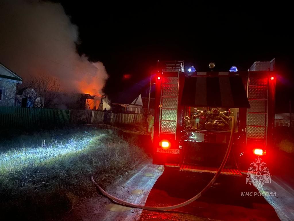 12 человек ночью тушили срубовый дом в Никольске