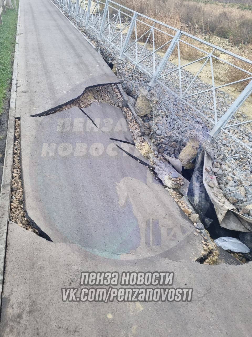 В пензенском Арбекове провалился тротуар