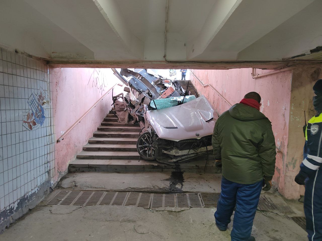 В Пензе спасатели помогли выбраться человеку из БМВ, упавшего в переход