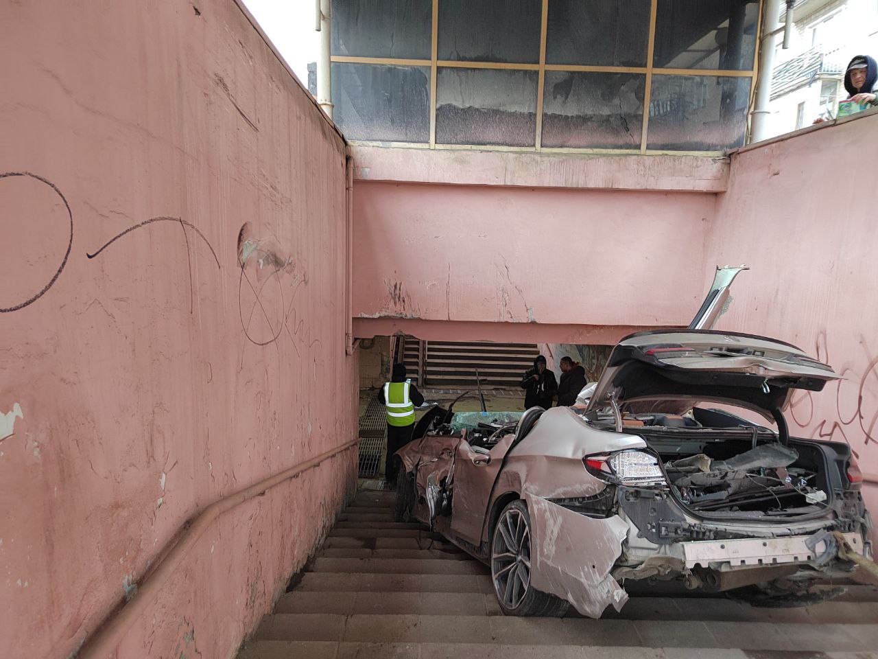 В Пензе пока не могут достать BMW, влетевший в подземный переход