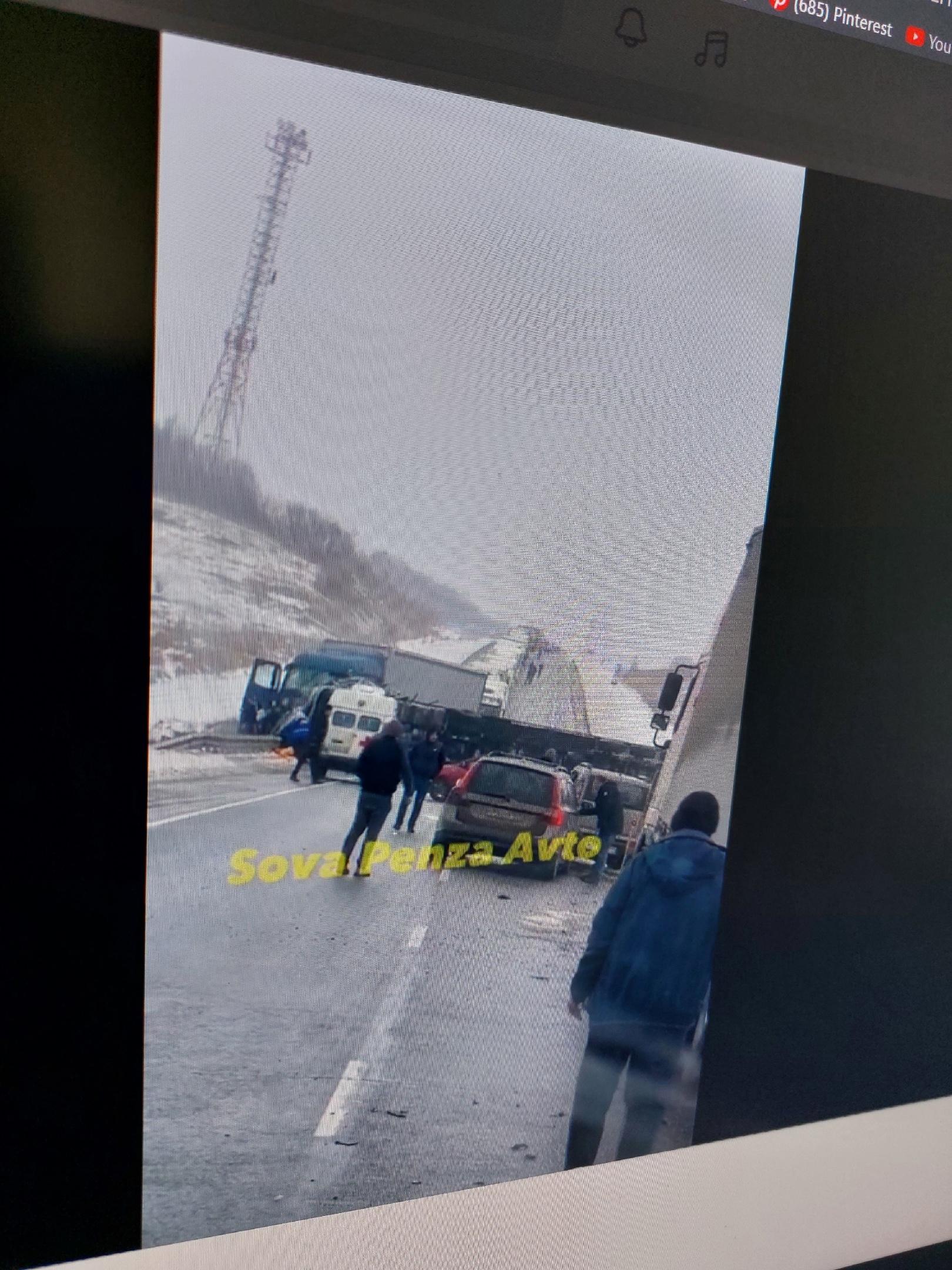 В Пензенской области фура перевернулась и перекрыла дорогу