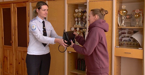 В Мокшане полицейские вернули женщине потерянную сумку с деньгами