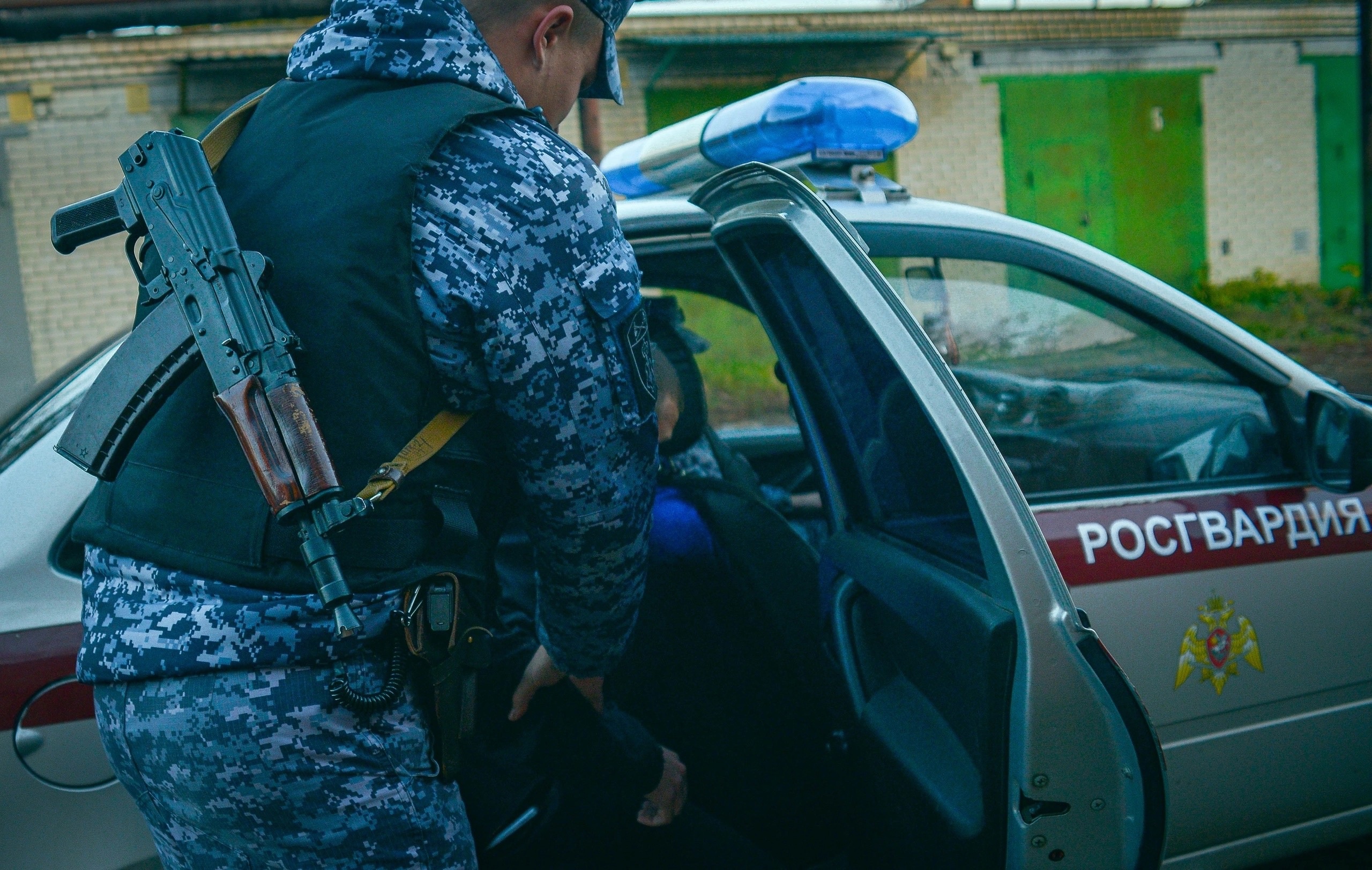 В Пензе неадекватный водитель разбил стекло в машине скорой помощи