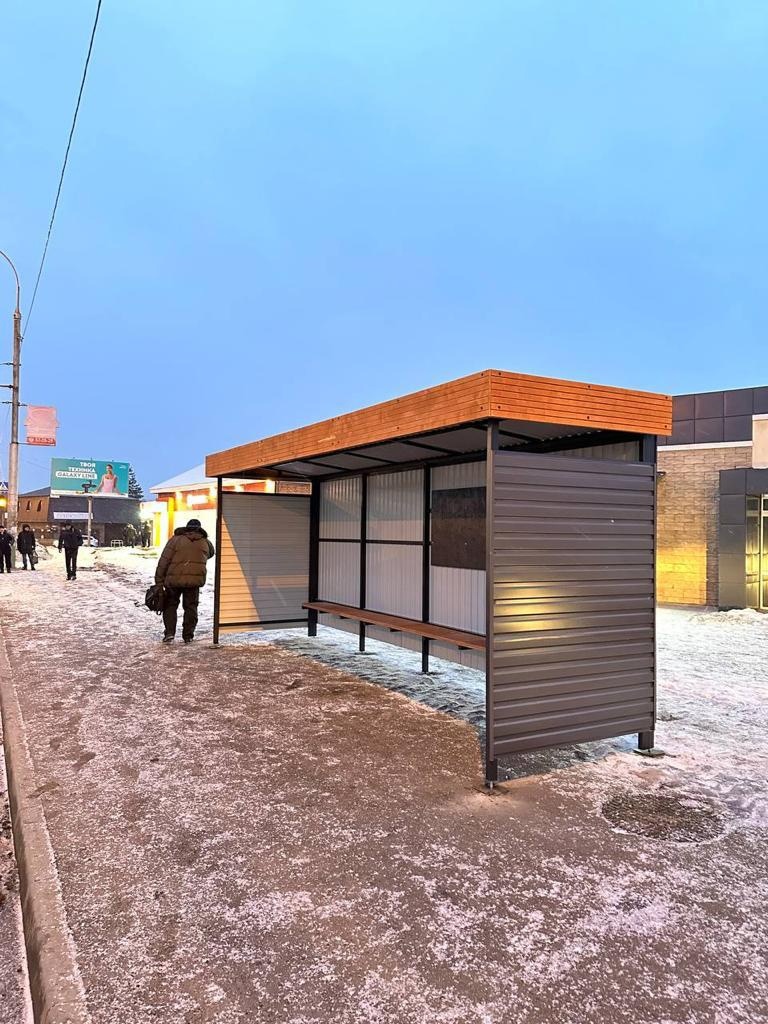 В Пензе на улице Чаадаева продолжают устанавливать остановочные павильоны