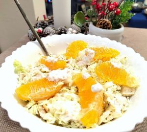 Свежий салат с курицей и апельсинами